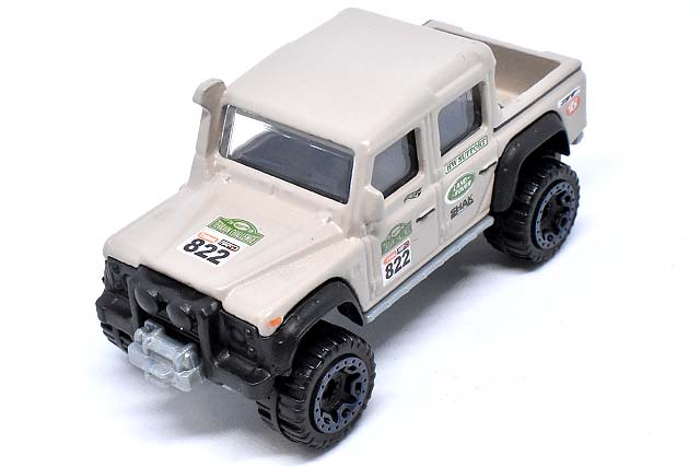 15 LAND ROVER DEFENDER DOUBLE CABのレビュー！重厚感と精密さを